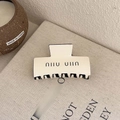 Pince à cheveux rectangulaire crème en acétate avec lettrage noir et dents rayées - Style de Pince Carrée / Pince Carrée Blanc Noir