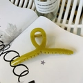 Mustard yellow 13cm hair claw clip with a twisted design for a minimalist style - 13cm Hanger Type / Mung Bean Brown