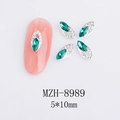 Dettaglio di ciondoli per unghie marquise smeraldo 5x10mm con strass su unghia rosa - Stile Marquise Lungo Verde Smeraldo (8989)