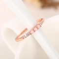 Minimalistischer Ring in Roségold mit rosa Opal und klarem Zirkonia auf weißem Grund - US 7 / Roségold
