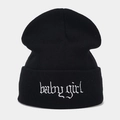 Détail de la broderie baby girl sur un bonnet en tricot noir avec lettrage gothique - Taille unique / Noir