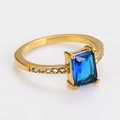 Macro-opname van vierkante blauwe zirkoon en pavé-zetting op gouden roestvrijstalen ring - US 7 / Goud/Blauwe Zirconia
