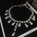 Gros plan du collier de perles avec zircon goutte dans un coffret cadeau - 31# Collier-Rond Argent Goutte d'eau
