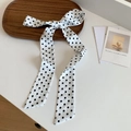 Foulard en soie vintage blanc à pois noirs noué en boucle de style français élégant - Blanc Cassé à Pois