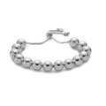 Makroansicht des verstellbaren Silber-Perlenarmbands mit polierten Metallkugeln - 10mm Perle / Weißgold