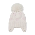 Detail van de gebreide textuur van een crème babymuts met roze hartjes en een imitatiebont - M(52-54cm) / Beige