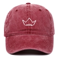 Gorra de béisbol granate lavado vintage con logotipo de corona blanca bordada sobre fondo - Ajustable / Burdeos