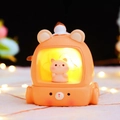 Luce notturna a forma di auto arancione con LED caldo e decorazione gelato - Stile Orsetto dell'Auto (983-12) / Manuale a manovella / Giallo