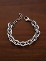 Dettaglio di un bracciale a quadrifoglio in argento con maglie strutturate e chiusura a moschettone - Oro 18K / Argento