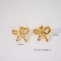 Dettaglio di orecchini a fiocco dorati con pendente a V, misure 18mm per 20mm - Piccolo fiocco dorato