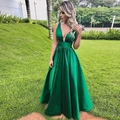 Elegantes smaragdgrünes Satin-Abendkleid mit V-Ausschnitt und fließendem A-Linien-Rock - US size 2 (S) / Grün