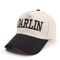 Dettaglio del ricamo nero DARLIN e del tessuto in cotone sul cappellino da baseball - Nero