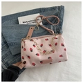Primer plano de bolso rosa de pana con estampado de fresas y cadena metálica oro - Rosa