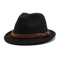 Klassischer schwarzer Woll-Filzhut mit braunem Lederband und Schnalle aus einem 45-Grad-Winkel - M (56-58cm) / Schwarz