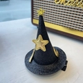 Détail de la pince à cheveux chapeau de sorcière noir avec étoiles dorées et texture satin - Pince à cheveux chapeau de sorcier noir avec pentagramme (#19)