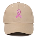 Dettaglio del cappellino da baseball in cotone kaki con ricamo a nastro rosa sul davanti - Regolabile / Cachi