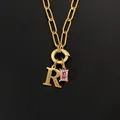 Exquisite Halskette aus Edelstahl mit einem R-Anhänger und einem rosa Edelstein-Detail - Buchstabe R