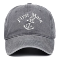 Detalle del bordado de ancla First Mate en gorra de béisbol de algodón lavado gris oscuro - Gris