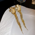 Dettaglio di orecchini a fiore dorati con grappoli di perle e lunghe catene a serpente - Ago in Argento Placcato Oro Vero 18K / Oro