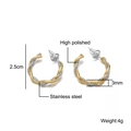 Dettaglio macro di cerchi ritorti bicolore in acciaio placcato oro 18K con misura di 2,5 cm - Orecchini a Cerchio Intrecciati Bicolore (E00312SG)