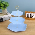 Vue détaillée du présentoir à gâteaux bleu à 3 niveaux avec motifs floraux et poignée dorée - Hexagone / Tige Dorée à 3 Niveaux / Bleu