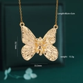 Collana a farfalla con ciondolo a forma di corpo femminile in finitura dorata - Oro