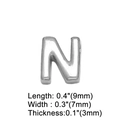 Dettaglio del ciondolo lettera N argento con dimensioni precise di 9mm per 7mm - Lettera N