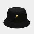 Dettaglio del ricamo a fulmine giallo su cappello pescatore in cotone nero con cuciture fini - M (56-58cm) / Nero