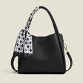 Bolso cubo de cuero granulado negro con pañuelo geométrico y correa ajustable - Negro