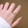 Vergoldetes vierblättriges Kleeblatt-Armband mit funkelnden Kristallen für Damen - Einstellbar Offen / Goldener Doppelblumenring