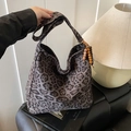 Borsa tote leopardata grigio scuro da donna con nappa di legno e tracolla larga - Con Ciondolo / Leopardo Grigio (Fantasia grande)