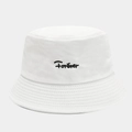 Détail de la broderie Forever et des coutures sur un bob en coton blanc pur - Blanc