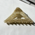 Pinza de pelo triangular estilo francés con patrón de mármol beige para pelo grueso - Beige