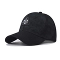 Detail der schwarzen Baseballkappe mit dreieckigem Rock-Logo-Patch und Marmortextur - Verstellbar / Schwarz Mit Dreieck-Etikett