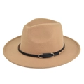 Detalle de sombrero fedora de fieltro color camello con banda de cuero negro y hebilla plata - M (56-58cm) / Caqui