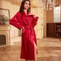 Eleganter roter Satin-Bademantel mit schwarzen Paspeln und passendem Gürtel - S / Rot