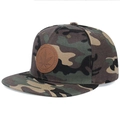 Cappellino camouflage a tesa piatta con patch in pelle marrone vista laterale a 45 gradi - Taglia unica / Camouflage