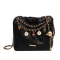 Schwarze gesteppte Beuteltasche mit goldener Kette und farbenfrohen Anhängern - 20*9*17 / Schwarz