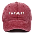 Détail de la broderie blanche ENEMIES et des points colorés sur une casquette bordeaux - Bordeaux