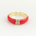 Detail eines roten Emaille-Goldrings mit zweireihigem Zirkonia-Inlay und verstellbarem Band - Einstellbar Offen / Rot