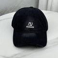 Détail de la casquette noire en coton avec broderie MJ FASHION et visière à effet usé - Taille Unique (58-60cm) / Noir