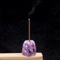 Violetter Amethyst Kristall Weihrauchhalter in Blumenform auf Holzständer mit Rauch - Amethyst
