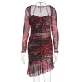 Dettaglio dell'abito in mesh floreale bordeaux con orlo irregolare e texture arricciata - S / Arcobaleno