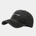 Detalle del bordado 'you are enough' y corazón en gorra de algodón negro con lavado - Negro