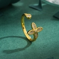 Elegante anello aperto a quadrifoglio dorato con zirconi su superficie verde scuro - Aperto Regolabile / Oro