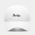 Dettaglio del ricamo nero New York su un cappellino da baseball in cotone bianco - Bianco