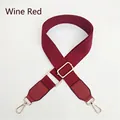 Makro-Detail des weinroten Canvas-Taschenriemens mit goldener Metallschnalle und PU-Leder - Burgunderrot