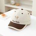 Detalle del bordado Bear Baby en una gorra de algodón beige y marrón para bebés - 50cm (1-3 años) / Blanco Roto