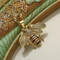 Goldene Bienen-Halskette mit Zirkonia-Flügeln und orangefarbenen Emaille-Details - Biene