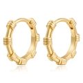 Detailaufnahme goldener geometrischer Creolen mit strukturierter Oberfläche im Bambus-Stil - Bambus-Struktur Reif / Gold